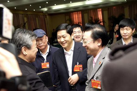 盧展工參加河南政協(xié)十屆四次會(huì)議分組討論
