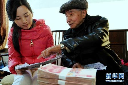 草根故事:一位八旬老人為近萬名貧困生募集助學(xué)款