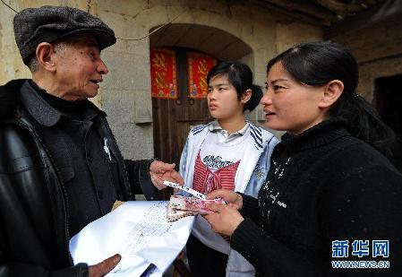草根故事:一位八旬老人為近萬名貧困生募集助學(xué)款