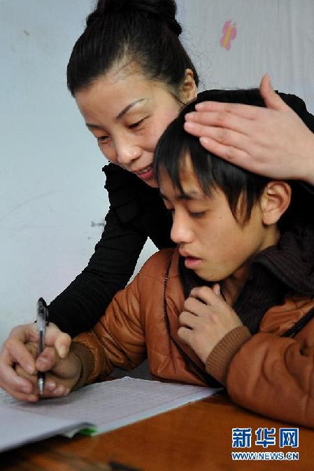 山鄉(xiāng)女教師羅杰：17年青春獻(xiàn)給山區(qū)殘疾兒童
