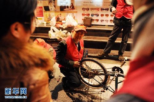 一個(gè)義務(wù)修車(chē)師傅26年的風(fēng)雨堅(jiān)守