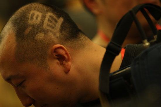 記者會(huì)現(xiàn)場(chǎng)“溫”字發(fā)型的記者