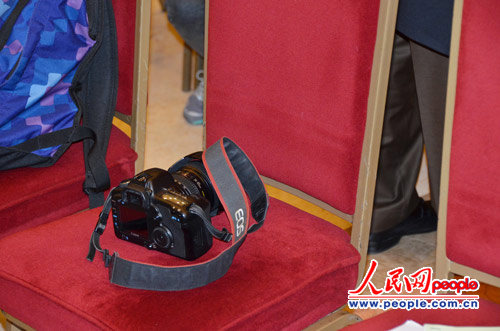 組圖：看兩會(huì)記者如何占座