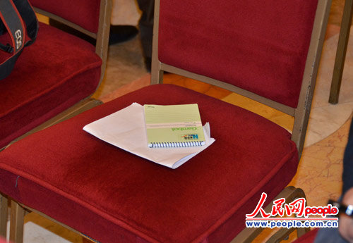 組圖：看兩會記者如何占座