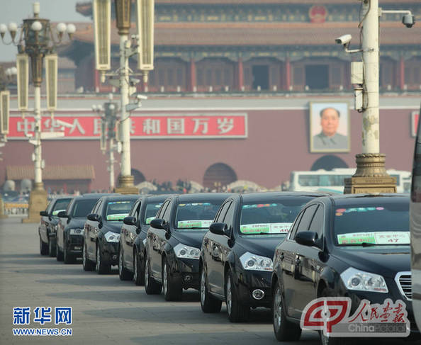 兩會(huì)廣角鏡：廣場上的捕捉鏡頭