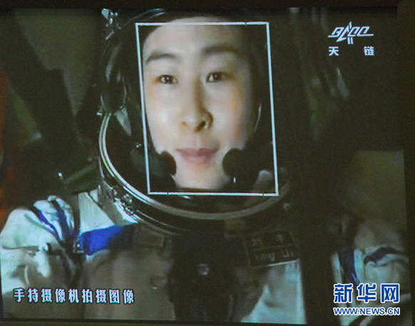 對(duì)接成功后 航天員太空玩DV自拍