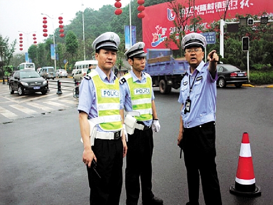 市交警支隊直屬二大隊 :備戰(zhàn)“滑水賽”交警冒雨演練