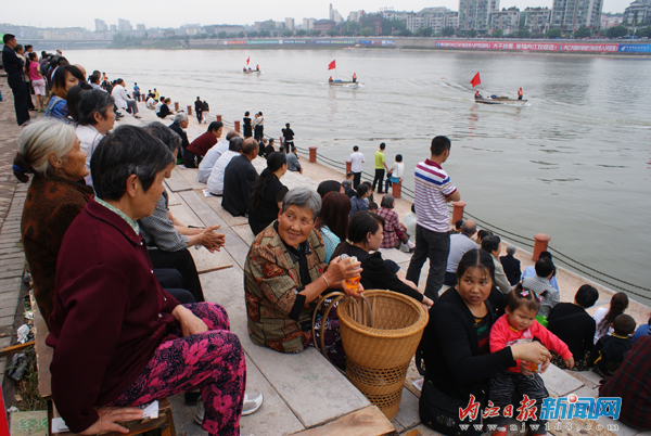 甜城湖：兩岸風(fēng)光美如畫(huà)