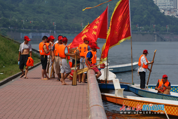 甜城湖：兩岸風(fēng)光美如畫(huà)