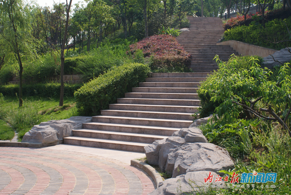 甜城湖：兩岸風(fēng)光美如畫(huà)