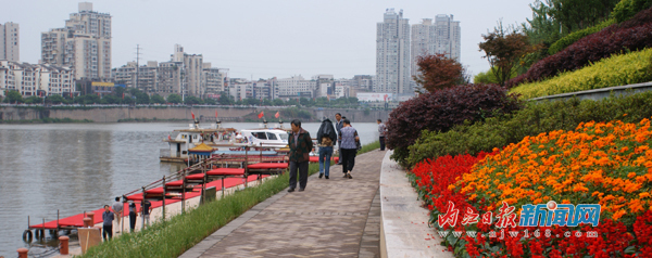 甜城湖：兩岸風(fēng)光美如畫(huà)