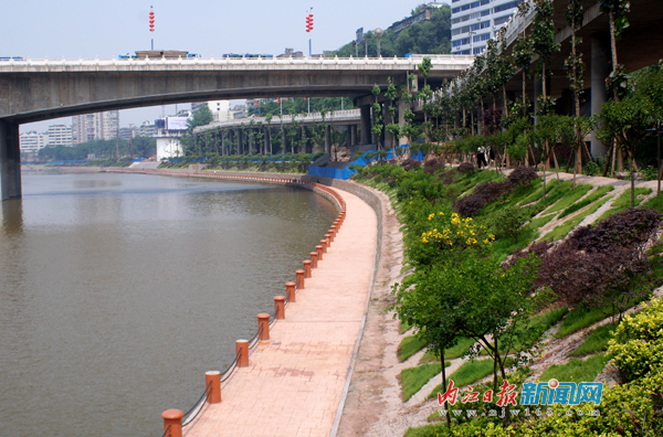 甜城湖：兩岸風(fēng)光美如畫(huà)