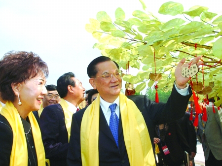 連戰(zhàn)夫婦祈愿和平