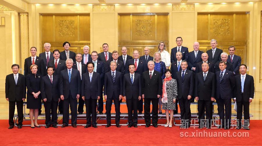 李克強(qiáng)同出席成都財(cái)富全球論壇和全球首席執(zhí)行官委員會(huì)的企業(yè)家代表會(huì)見(jiàn)并座談