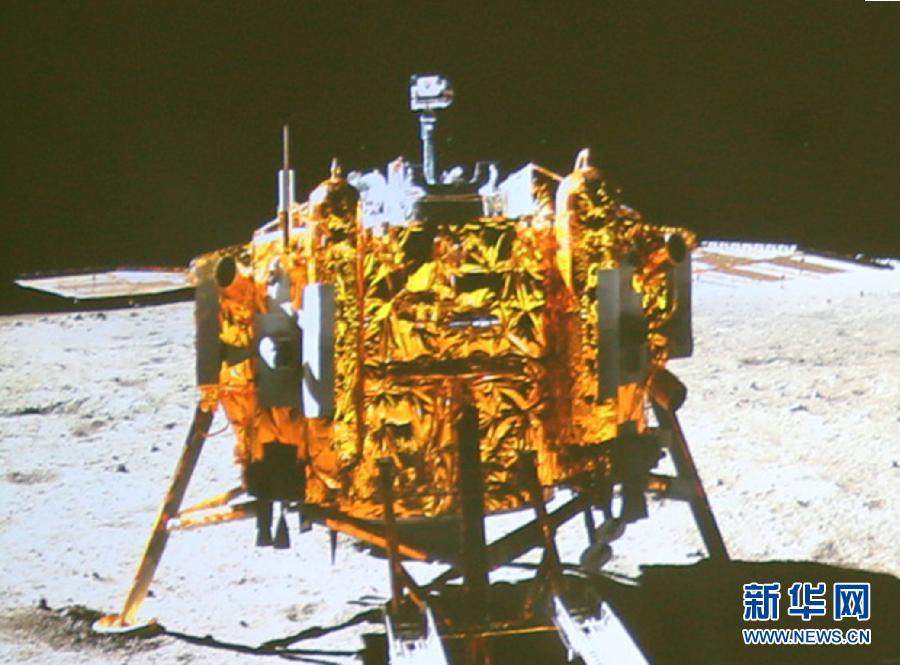 嫦娥三號(hào)著陸器和巡視器成功互拍 五星紅旗閃耀月球