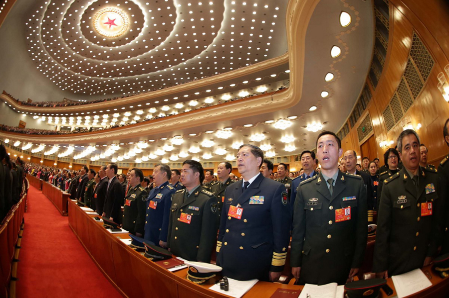 十二屆全國人大一次會(huì)議在京開幕：代表起立唱國歌