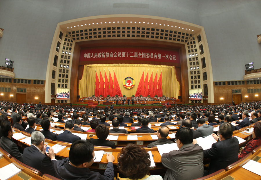 委員在大會(huì)上認(rèn)真聽取發(fā)言