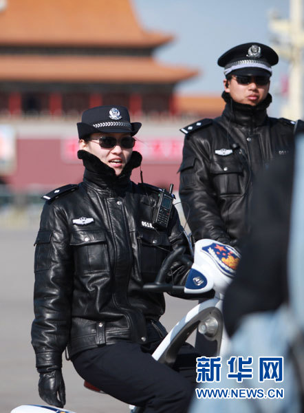 女警乘坐“智能單警”巡邏車(chē)執(zhí)行安保工作