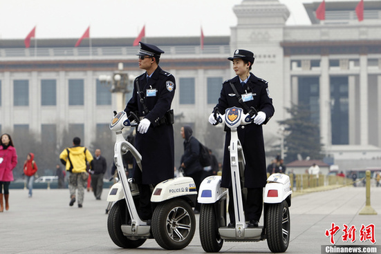 警察在天安門(mén)廣場(chǎng)執(zhí)勤