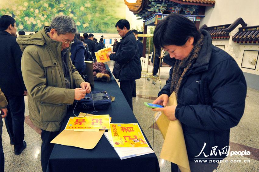 2013年全國(guó)兩會(huì)：記者排長(zhǎng)隊(duì)領(lǐng)證件