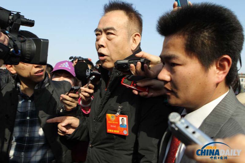 全國(guó)政協(xié)委員遭遇媒體記者圍堵采訪