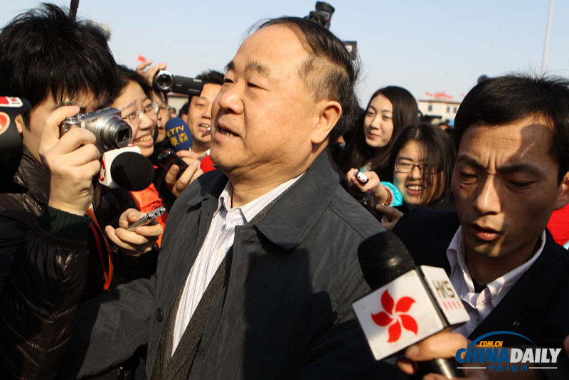 全國(guó)政協(xié)委員遭遇媒體記者圍堵采訪
