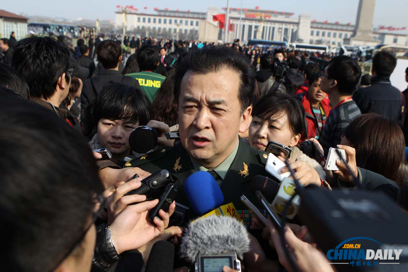 全國政協(xié)委員遭遇媒體記者圍堵采訪