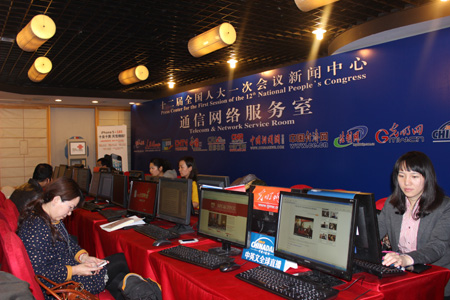 中外記者關(guān)注溫總理政府工作報告 兩會新聞中心進(jìn)入繁忙期