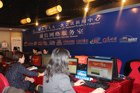 中外記者關(guān)注溫總理政府工作報告 兩會新聞中心進入繁忙期