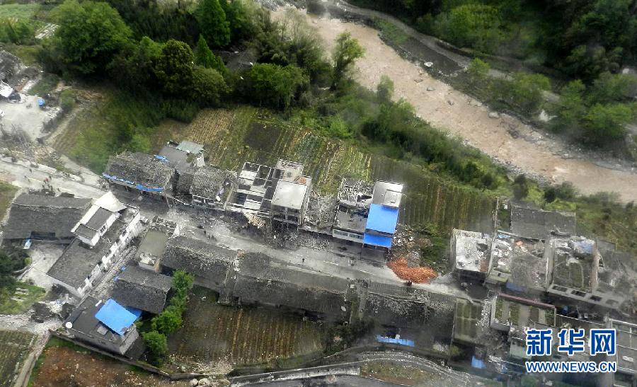 航拍四川省雅安市蘆山縣地震災(zāi)區(qū)受災(zāi)情況
