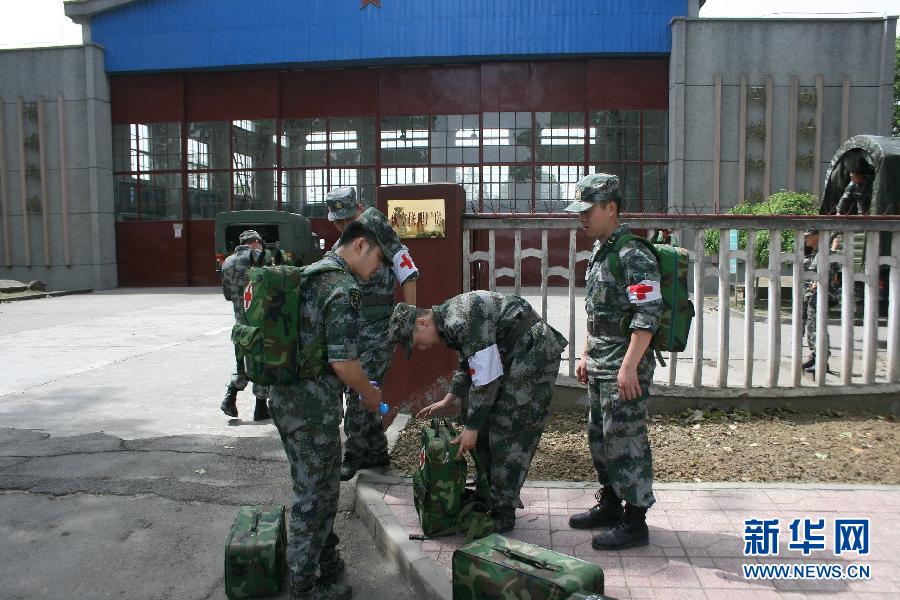 成都軍區(qū)出動直升機(jī)參與救災(zāi)