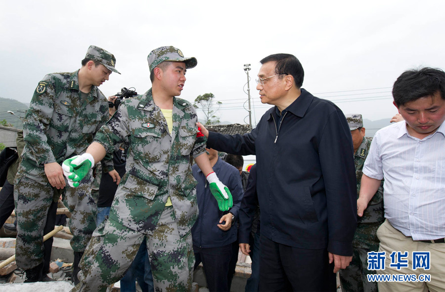 李克強抵達四川蘆山地震災(zāi)區(qū)指導(dǎo)抗震救災(zāi)工作