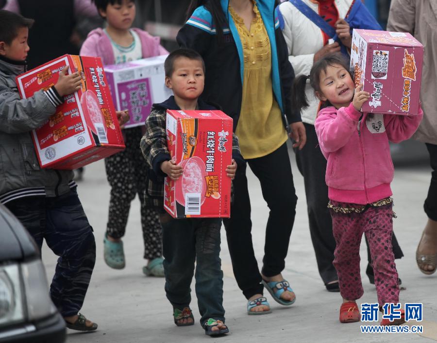 震區(qū)孩子無邪笑容致敬救援團隊