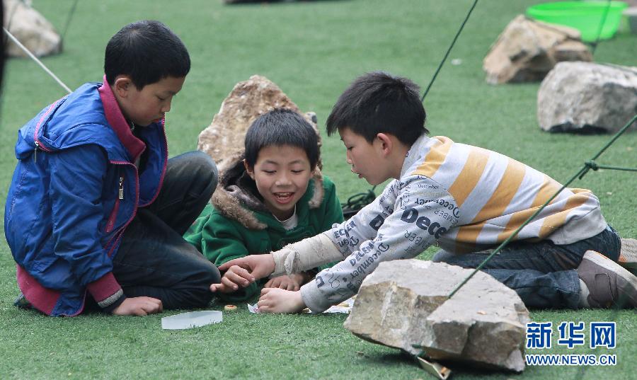 震區(qū)孩子無邪笑容致敬救援團(tuán)隊
