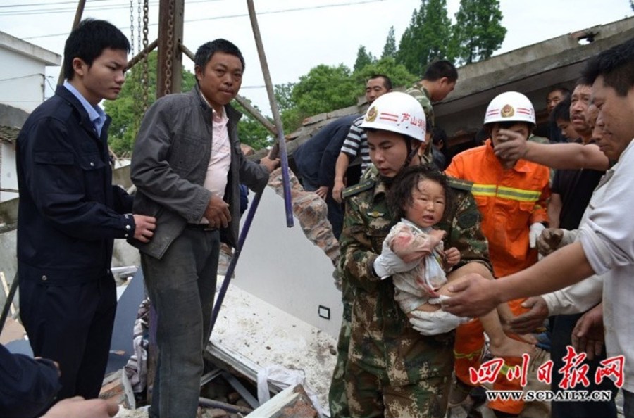 震區(qū)孩子無邪笑容致敬救援團隊