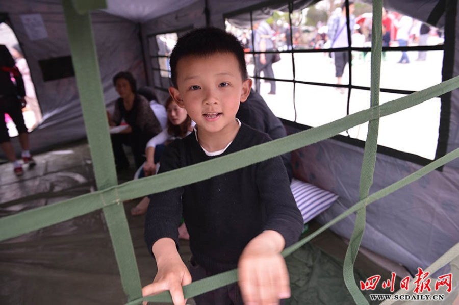 震區(qū)孩子無邪笑容致敬救援團(tuán)隊(duì)