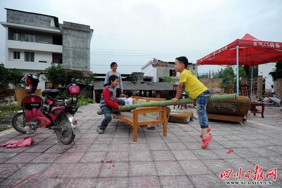 震區(qū)孩子無邪笑容致敬救援團隊