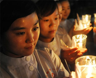 中國(guó)日?qǐng)?bào)聚焦蘆山地震之祈福篇