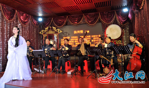 全國(guó)網(wǎng)媒體記者參觀姜夔紀(jì)念館 細(xì)品《揚(yáng)州慢》