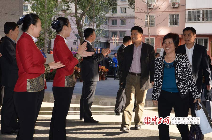 參加中國工會十六大的各代表團代表陸續(xù)抵京