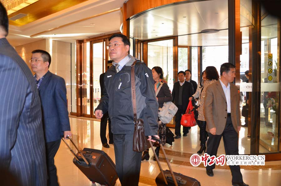 參加中國(guó)工會(huì)十六大的各代表團(tuán)代表陸續(xù)抵京