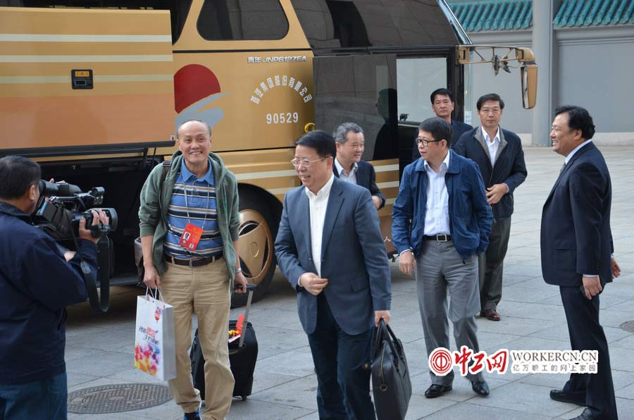 參加中國(guó)工會(huì)十六大的各代表團(tuán)代表陸續(xù)抵京