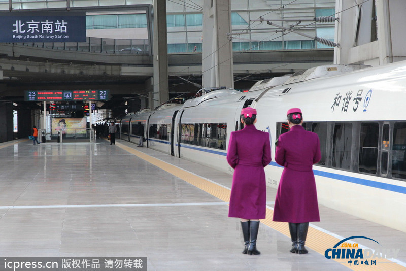 京津城際首開“加長(zhǎng)版” 列車 可載千人
