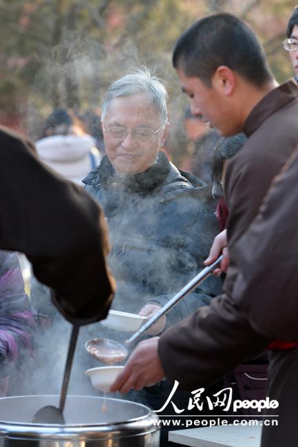 北京雍和宮排百米長(zhǎng)隊(duì)爭(zhēng)喝臘八粥