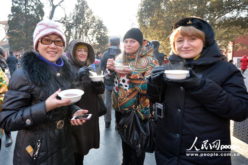 北京雍和宮排百米長隊(duì)爭喝臘八粥