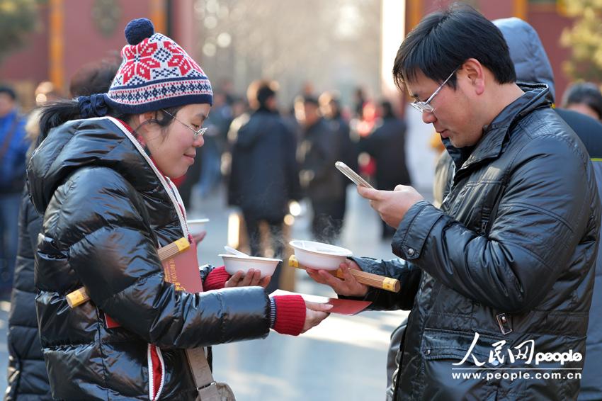北京雍和宮排百米長(zhǎng)隊(duì)爭(zhēng)喝臘八粥