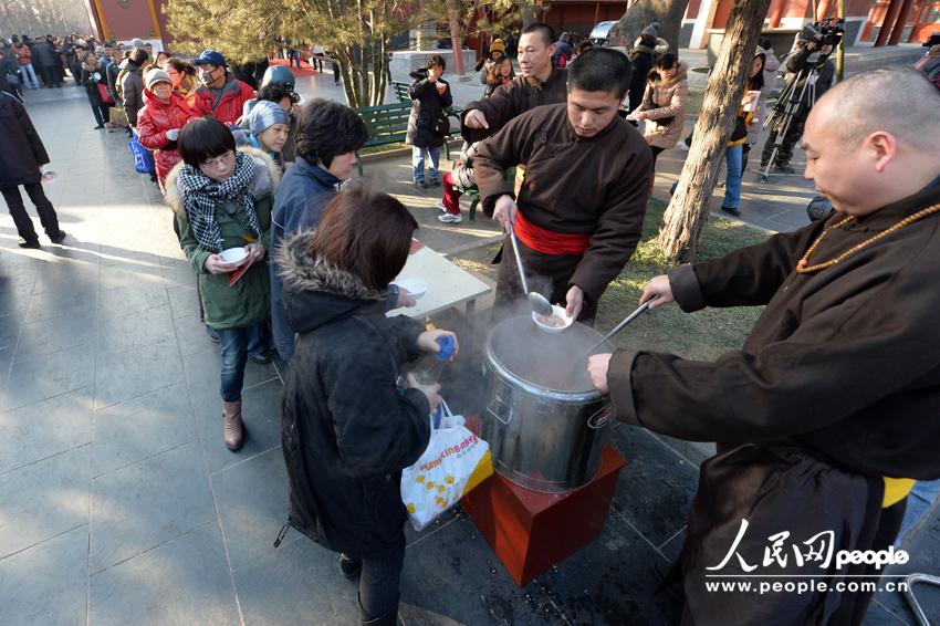 北京雍和宮排百米長(zhǎng)隊(duì)爭(zhēng)喝臘八粥