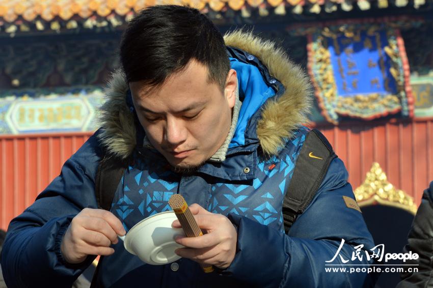 北京雍和宮排百米長(zhǎng)隊(duì)爭(zhēng)喝臘八粥