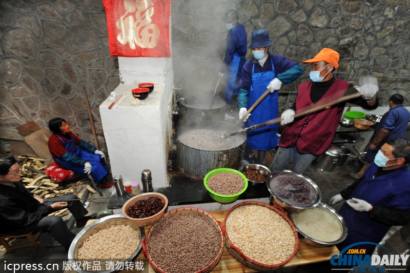 臘八節(jié)各地熬制臘八粥供市民免費(fèi)領(lǐng)取