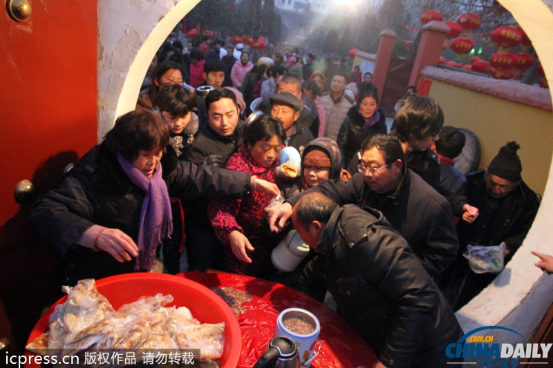 臘八節(jié)各地熬制臘八粥供市民免費領取